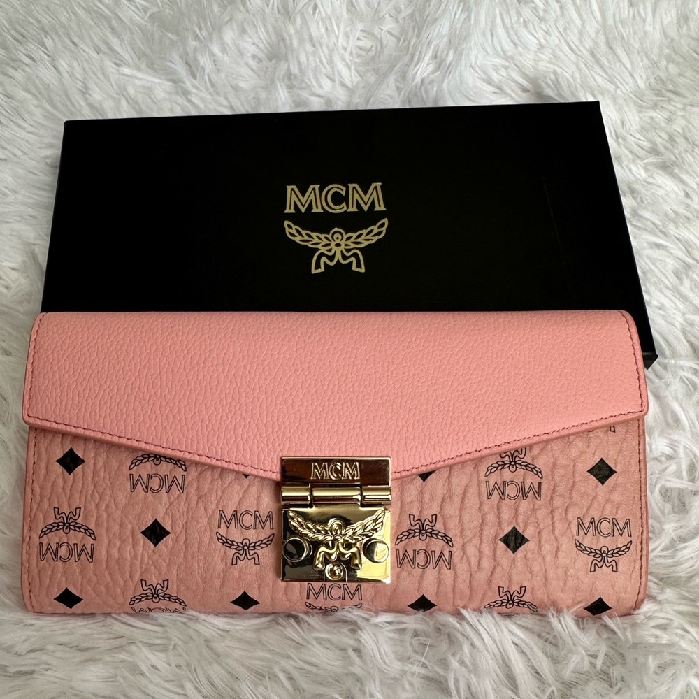 NWT! MCM LARGE CLUTCH BAG WALLET ON A CHAIN